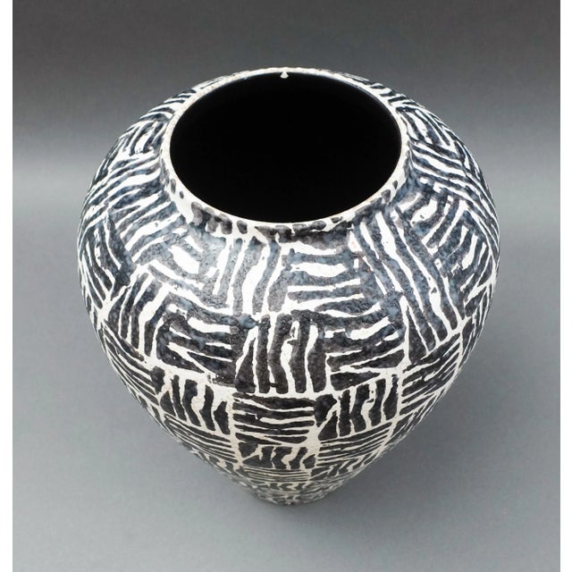 Alvino Bagni Italy Raymor Mid-Century Modern Black & White Pottery Vase For Sale In Miami - Image 6 of 11