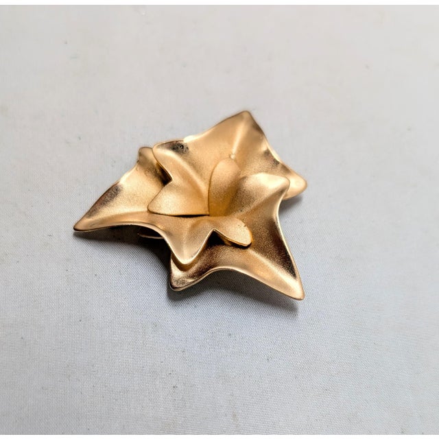 Napier Vintage 1950s Signed Napier Goldtone Frosted Interlocking Leaves Brooch For Sale - Image 4 of 6