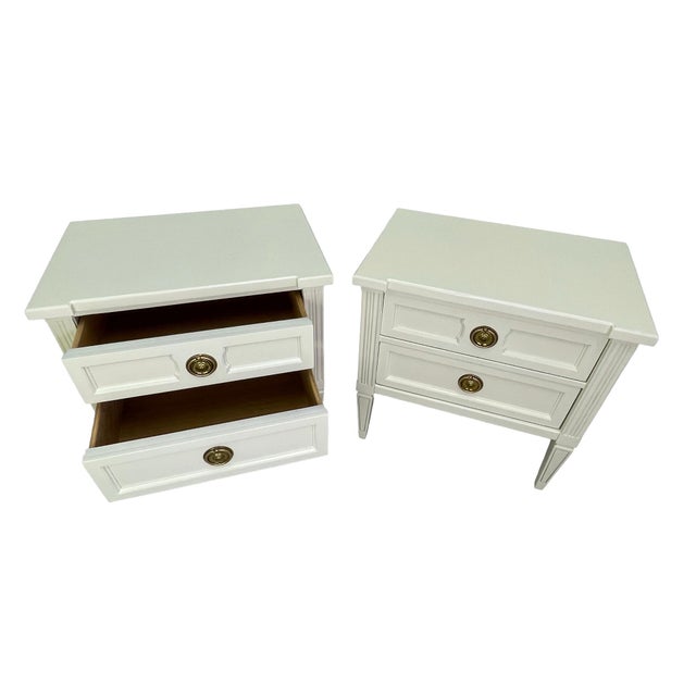 1970s Pair of American of Martinsville Transitional Nightstands in Off-White Lacquer With Brass Hardware, C. 1970s For Sale - Image 5 of 12