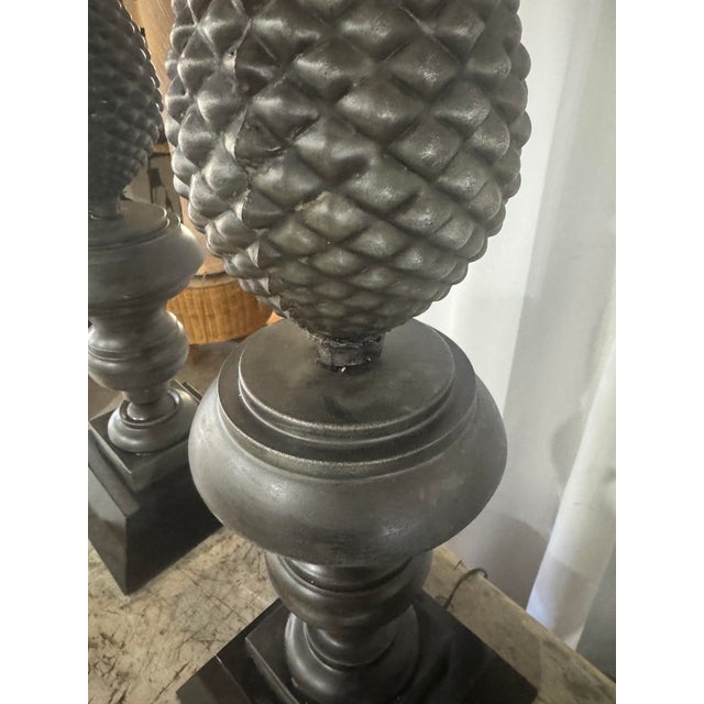 Pair of Vintage Metal Pineapple Table Lamps – Ornate Neoclassical Style For Sale In Los Angeles - Image 6 of 9