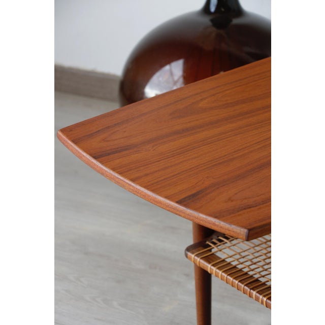 This double-tiered Danish coffee table embodies the purity and balance of 1960s Scandinavian design. with its generous 150...