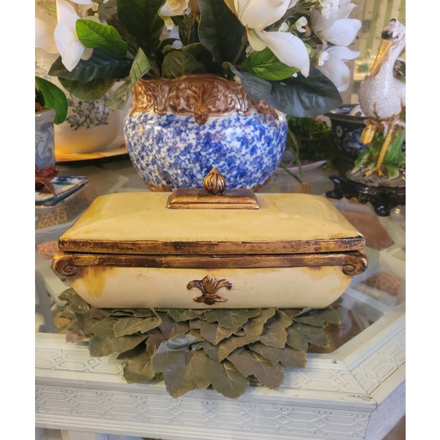 1990s Vintage Ceramic Pale Yellow, Green Gold Fleur De Lis Decorative Storage Box For Sale - Image 5 of 10