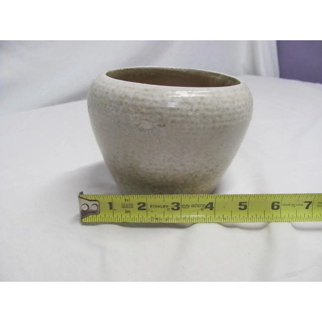 1950s 1950s Zanesville Pottery White Shoulder Vase Homespun / Ribbed Style For Sale - Image 5 of 7
