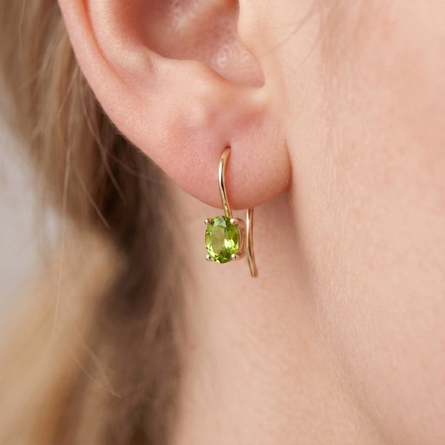 Elevate your style with the fresh, energetic vitality and distinctive lime-green glow of natural olivine. Designed with an...