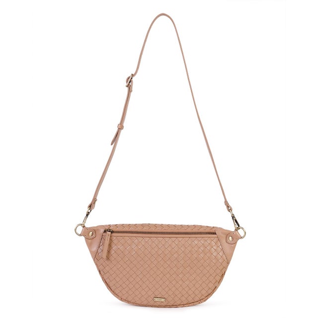 Sling bag in handwoven barley leather. Fully lined with adjustable shoulder strap.