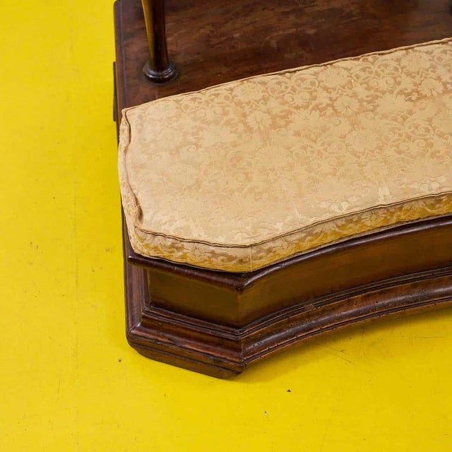 Item : this refined wooden kneeler represents a perfect fusion of functionality and handcrafted design. Featuring a solid...