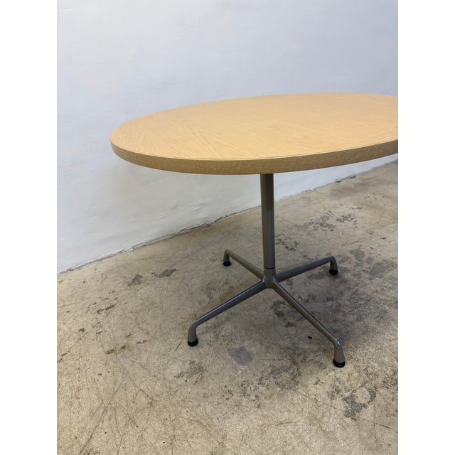 Mid-Century Modern Charles and Ray Eames Round Oak Veneer Pedestal Dining Table for Herman Miller For Sale - Image 3 of 13