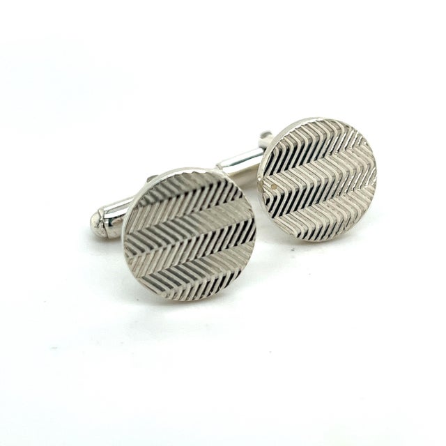 1990s Pair of Tiffany & Co Estate Mens Chevron Circle Cufflinks Sterling Silver For Sale In New York - Image 6 of 7
