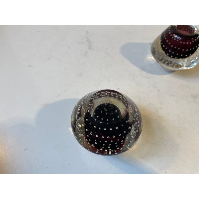 Scandinavian Modern Purple Glass Candleholders attributed to Eystein Sandne for Magnor, 1960s, Set of 2 For Sale - Image 4 of 7