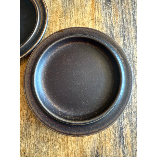 Rustic European Set of 2 Arabia of Finland Ruska Cake/ Bread Plates Stoneware by Ulla Proscope, 1970s For Sale - Image 3 of 3