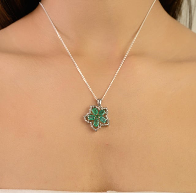 Contemporary 925 Silver Daisy Flower Pendant With Emerald & Diamond - Birthday Gift by Carat&her For Sale - Image 4 of 10