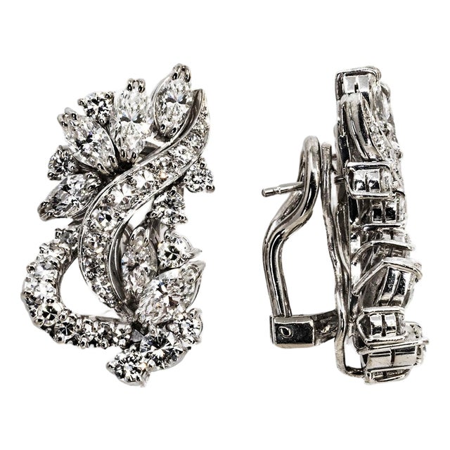 Late 20th Century Pair of Platinum Diamond Earrings For Sale