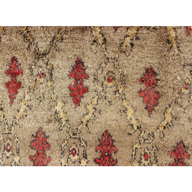 Turkish Tulu With Repeating Tribal Motifs on a Sand Field Surrounded by a Red Border For Sale - Image 9 of 13