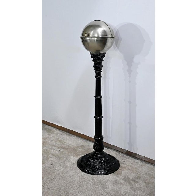 Sponge-holder stand used during the Belle Époque in Parisian bistros to hold water and the sponge used to clean tables....