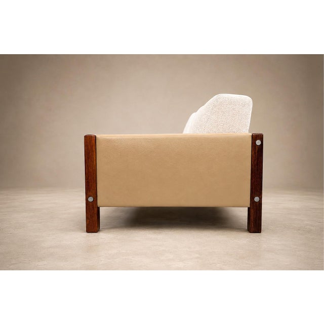 Sergio Rodrigues "Millor" Sofa in Rosewood, Leather & Textured Fabric, Brazil, 1960s For Sale - Image 18 of 18