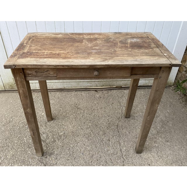 Beautiful and authentic antique desk in solid wood and solid oak with one drawer, showing various signs of wear. Peg-on...