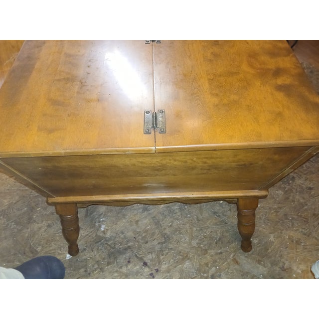 American Ethan Allen Baumritter Solid Maple Colonial Style Accent Dough Box For Sale - Image 3 of 8