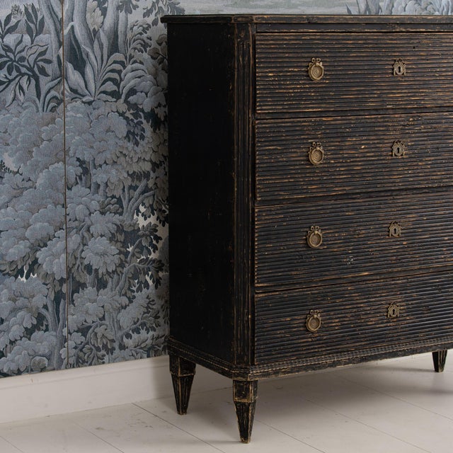 Wood 18th Century Swedish Gustavian Period Reeded Commode in Original Black Paint For Sale - Image 7 of 16