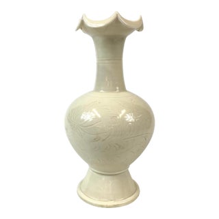 Late 20th Century Chinese Song-Dynasty Style White Scalloped Vase With Floral Designs For Sale