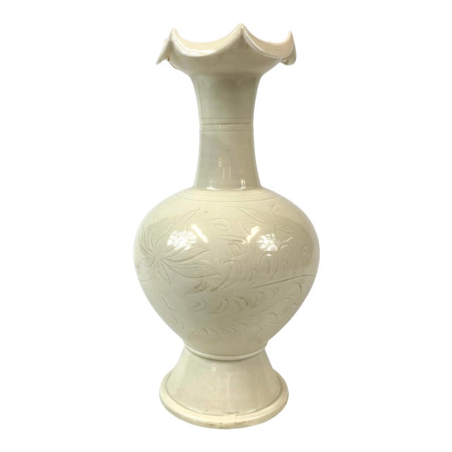 Late 20th Century Chinese Song-Dynasty Style White Scalloped Vase With Floral Designs For Sale
