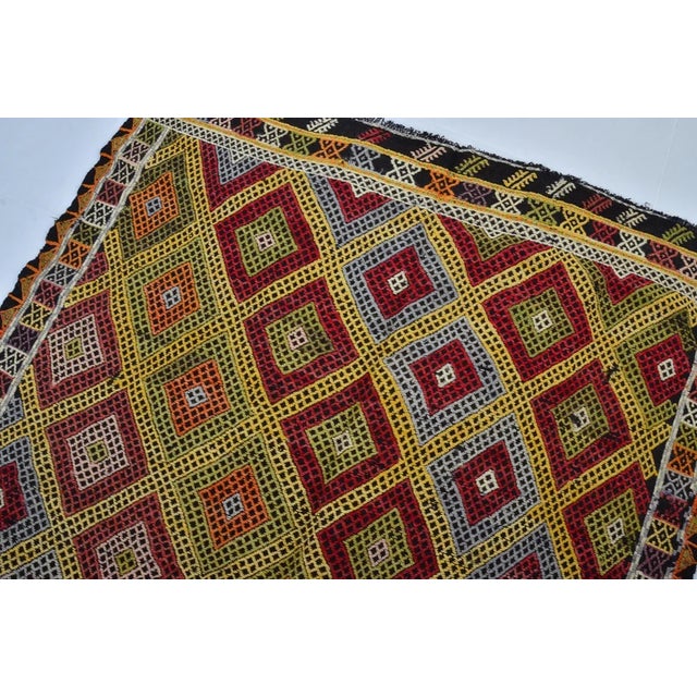Mid-20th Century Anatolian Cicim Kilim Rug - Boho Chic Geometric Tribal Area Rug For Sale - Image 10 of 10