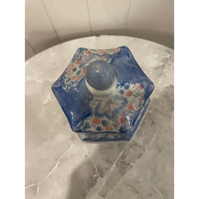 Vintage Chinoiserie Chinese Blue and White Hand Painted Hexagon Lidded Ginger Jar For Sale - Image 4 of 9