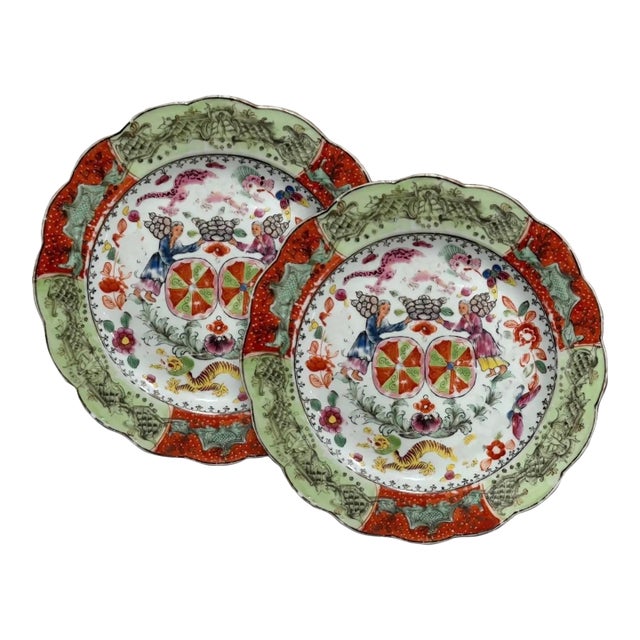 Important Pair of 18th Century English Worcester Hand-Painted Plates, 9” Diameter Each For Sale