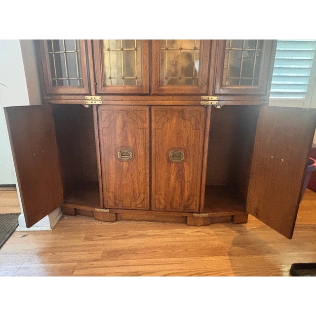 Brown 1980s Drexel “Oxford Square” China Cabinet – Excellent Condition For Sale - Image 8 of 8