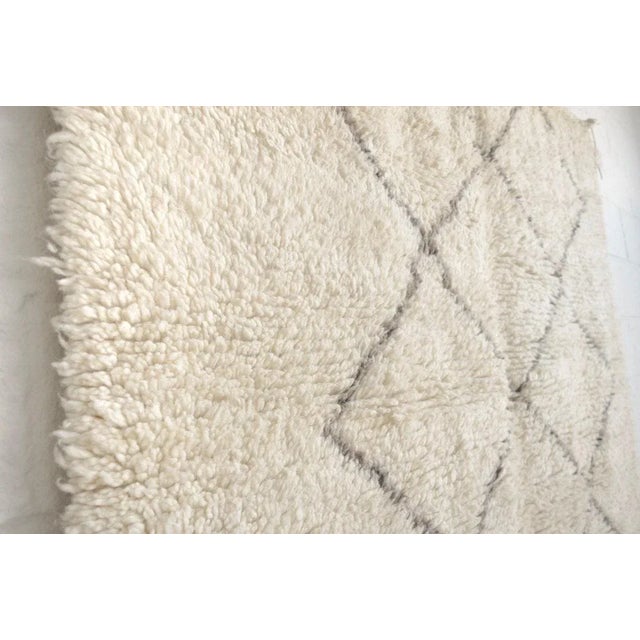 1990s Vintage Moroccan Beni Ourain Handwoven Wool Area Floor Rug, 5’4” X 6’9” For Sale - Image 5 of 10