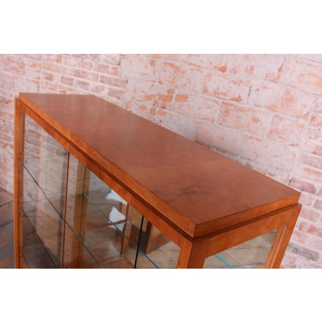 Art Deco Display Cabinets in Maple, Glass, and Mirror, Czech, 1930s, Set of 2 For Sale - Image 11 of 18