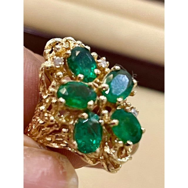 Contemporary 4 Ct Natural Emerald, Five Oval Stone and Diamond Ring 14 Karat Yellow Gold For Sale - Image 3 of 18