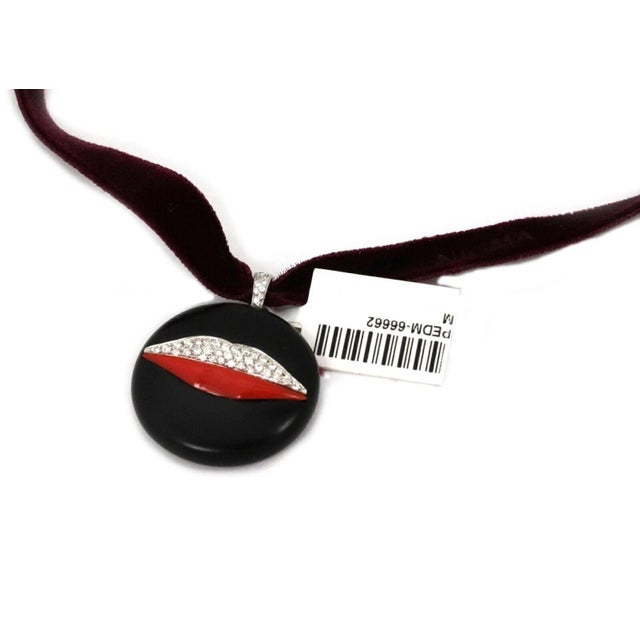 Contemporary Bvlgari Enigma Diamond Coral Jet 18k Gold Lips Pendant Velvet Necklace For Sale - Image 3 of 7
