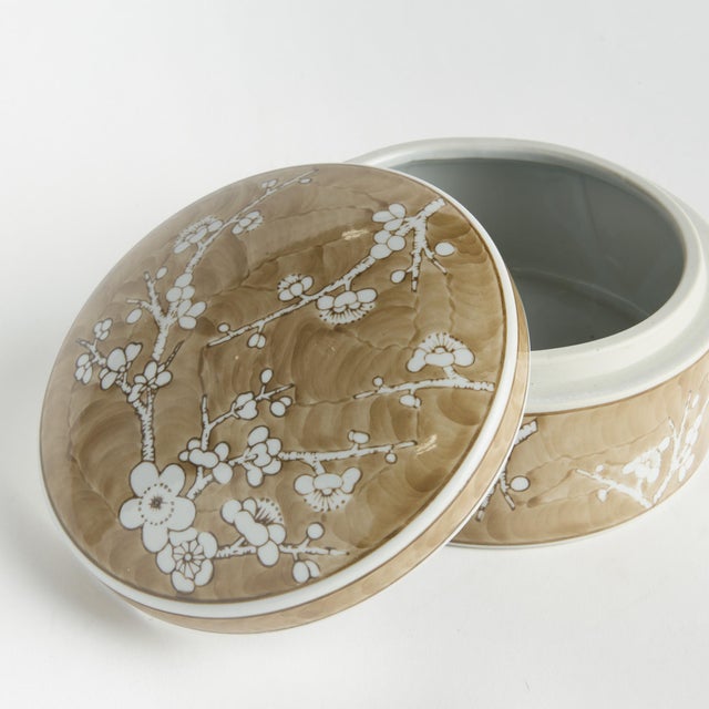 Chinoiserie Province Empress Rd Lidded Catchll Box Lg For Sale - Image 3 of 6