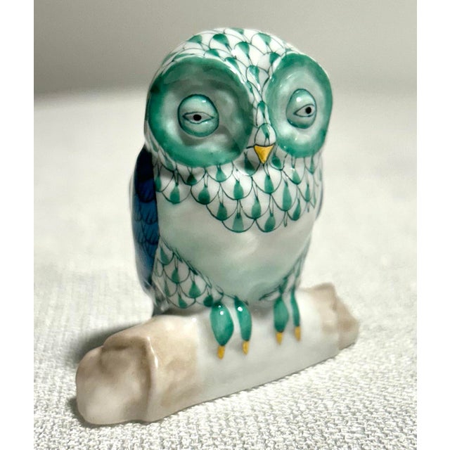 Herend MCM Herend Hand Painted Fishnet Hungarian Porcelain Owl on Perch With 24k Gold Accents For Sale - Image 4 of 6