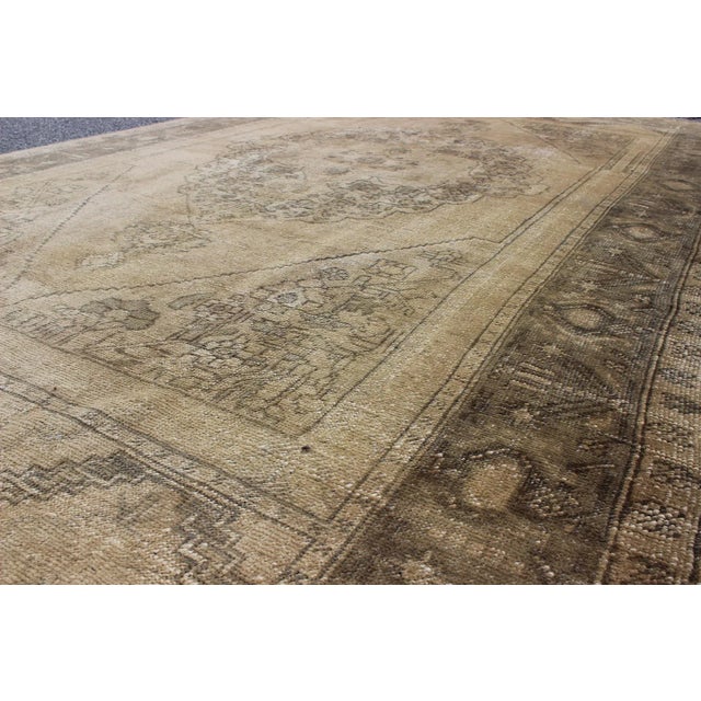 Mid 20th Century Antique Turkish Oushak With Stylized Medallion Design in Muted Neutral Tones For Sale - Image 5 of 7
