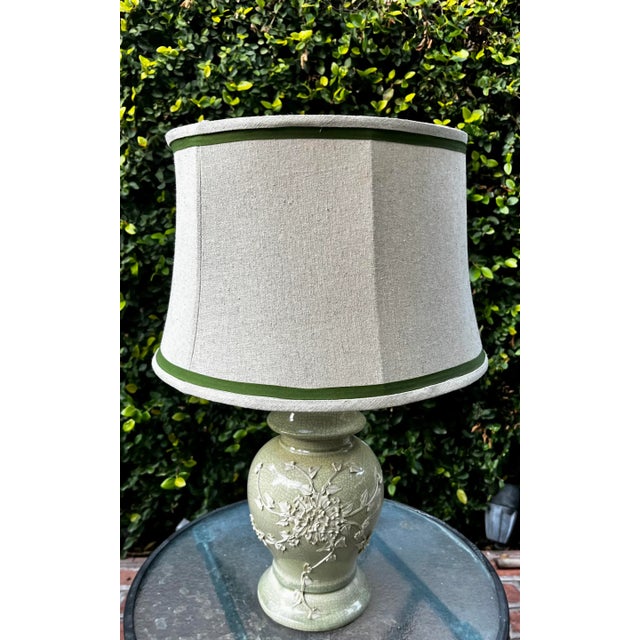 1940s 1940's Chinoiserie Chic Celadon Ginger Jar Table Lamp With White Floral Relief and New Custom Linen Shade For Sale - Image 5 of 7