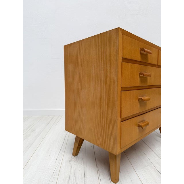Beautiful vintage Mid-Century chest of drawers crafted in oak during the 1960s. The piece features clean lines, elegant...