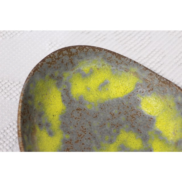 Mid-Century Modern MCM Ceramic Haeger Earth Wrap Bowl in Lemon Peel From the 1970s For Sale - Image 3 of 10