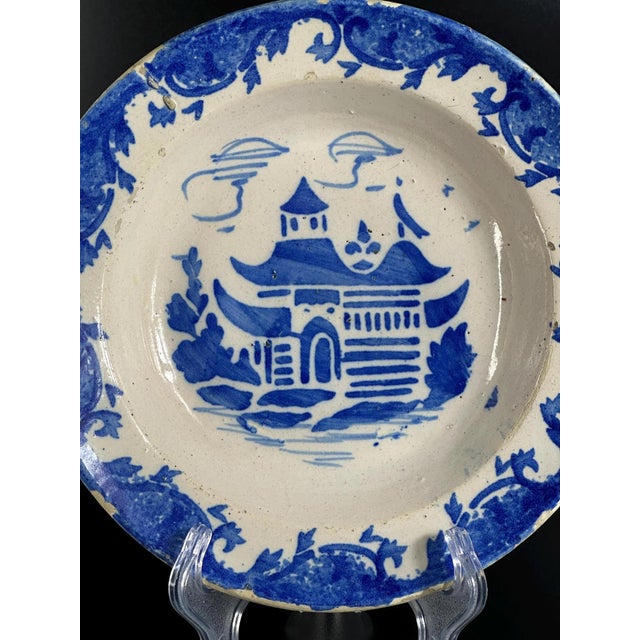 Spanish Hand-Painted Blue and White Talavera Plate with Chinoiserie Pagoda and Scroll Rim, 1730-1770s For Sale - Image 5 of 8