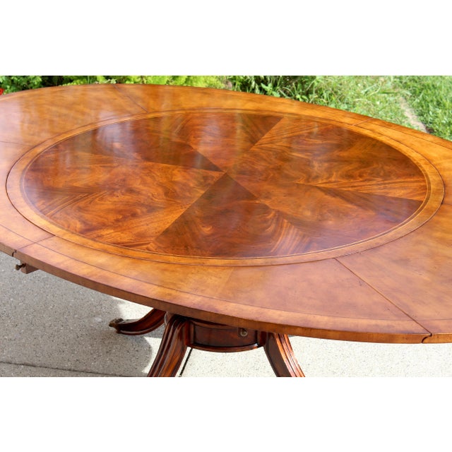 English Jonathan Charles Buckingham Mahogany & Satinwood Oval Dining Table For Sale - Image 3 of 18