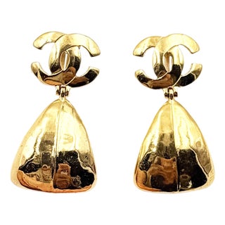 1990s Pair of Chanel Vintage Gold Plated CC Hammered Triangle Clip on Earrings For Sale