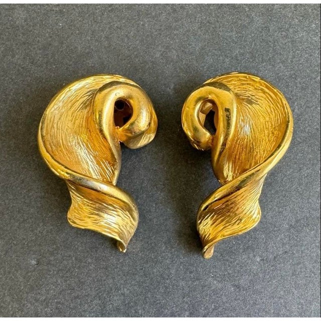 Postmodern Vintage 80s Gold Tone Statement Earrings Clip on Abstract Twist Surrealism a Pair For Sale - Image 3 of 6