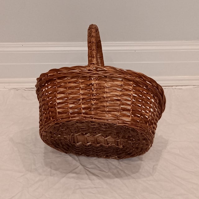 Vintage Medium Oval French Style Hand Woven Natural Wicker Basket. For Sale In Chicago - Image 6 of 9