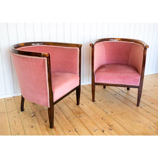 Antique Art Nouveau Edwardian Barrel Back Tub Armchairs in Mahogany and Pink Upholstery, 1910, Set of 2 For Sale - Image 4 of 18