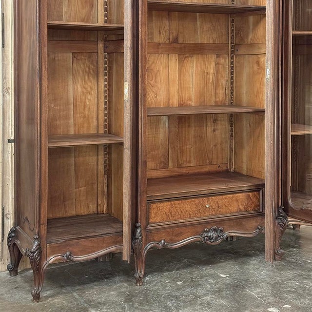 19th Century Italian Rococo Walnut Three-Door Display Bookcase ~ Armoire For Sale - Image 16 of 18