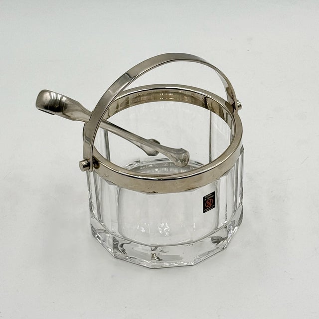 This 1980s vintage ice bucket by Arnolfo di Cambio is a prime example of Italian craftsmanship, combining high-quality...