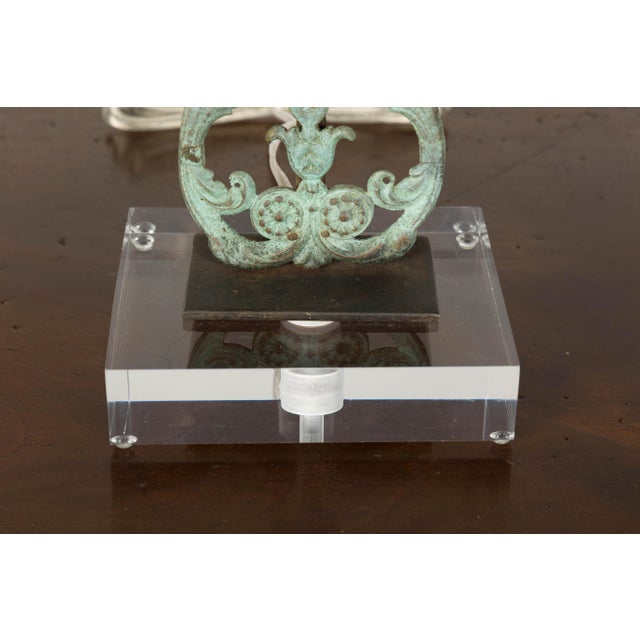 Italian Bronze Midcentury Table Lamps with Scrolling Motifs, on Lucite Bases For Sale - Image 4 of 12