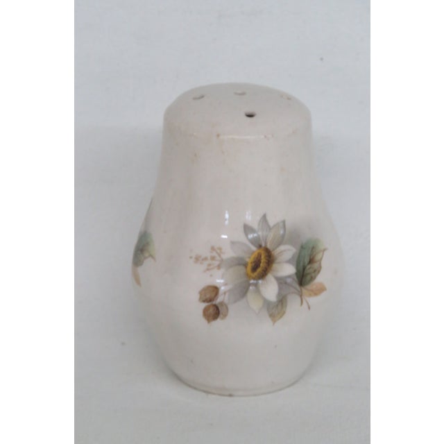 English Staffordshire England Ceramic Daisy Motif Individual Salt or Pepper Shaker 4997b For Sale - Image 3 of 10