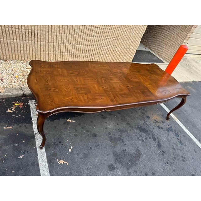 Late 20th Century Henredon Co French Louis XV Style Oak Inlaid Extension Dining Table With 2 Leaves. High End Furniture. For Sale - Image 9 of 15