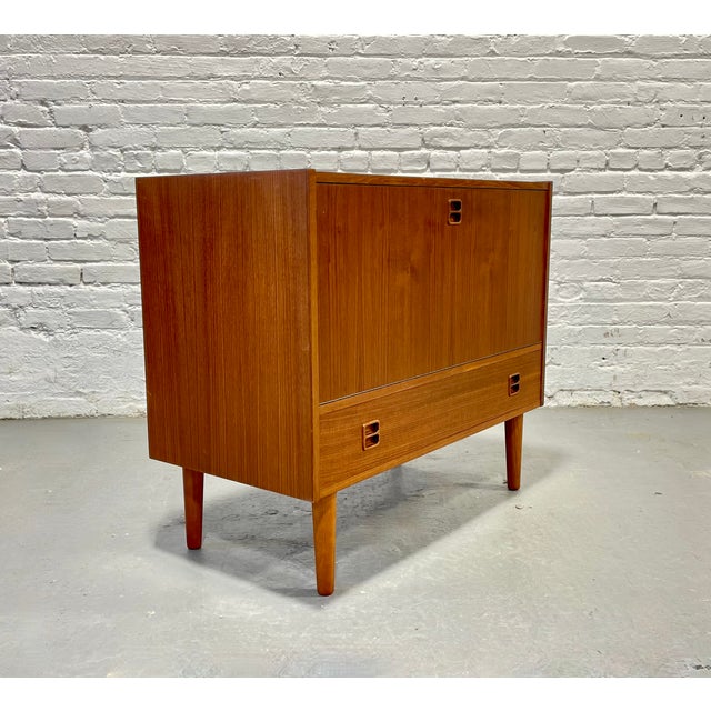 Wood Mid Century Modern Teak Vinyl Storage Credenza | Danish Record Cabinet, Circa 1960's For Sale - Image 7 of 15